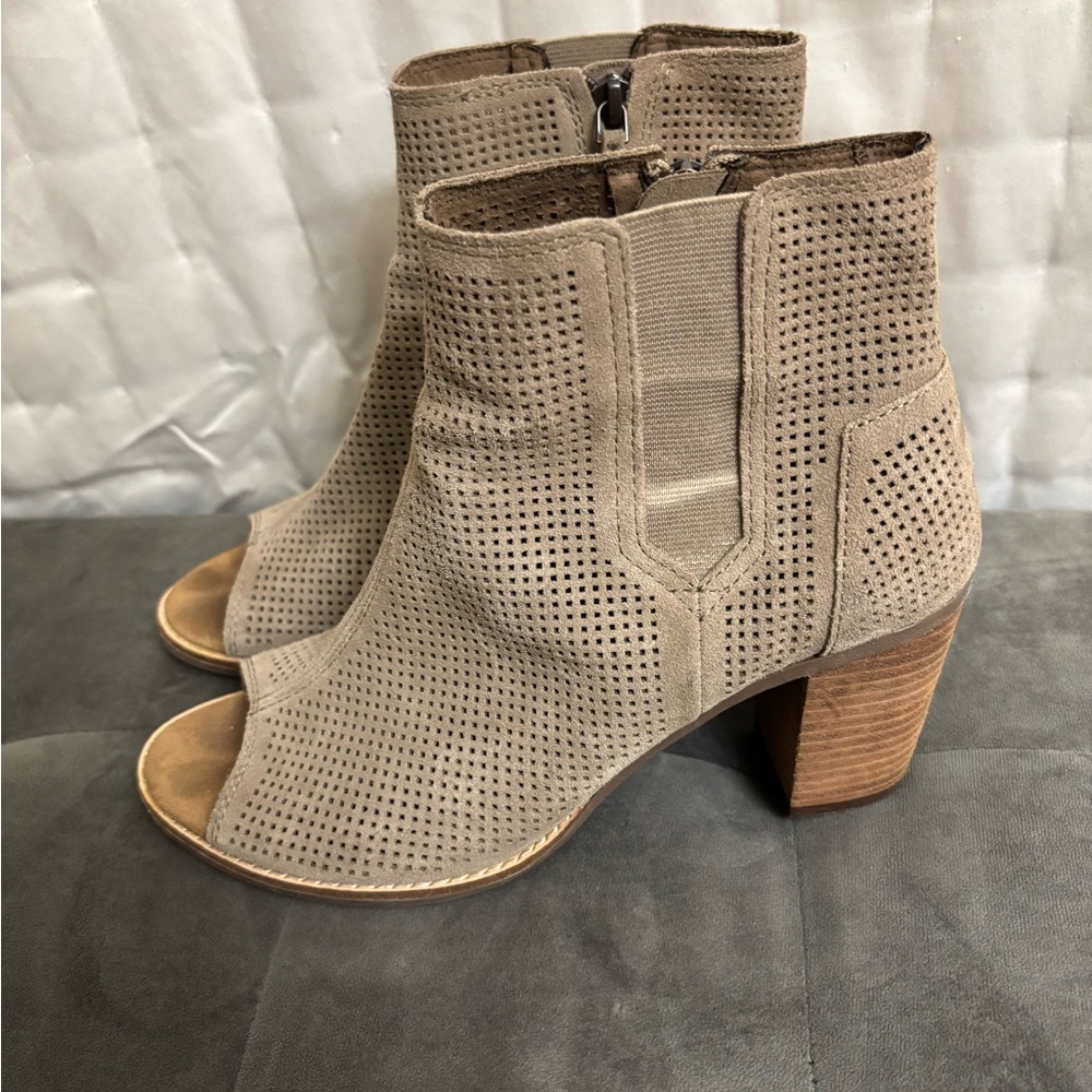 Toms Tan Ankle Booties with Chunky Heel and Side Zipper
